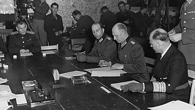 El coronel Alfred Jodl firma la rendición de Alemania el 7 de mayo de 1945
