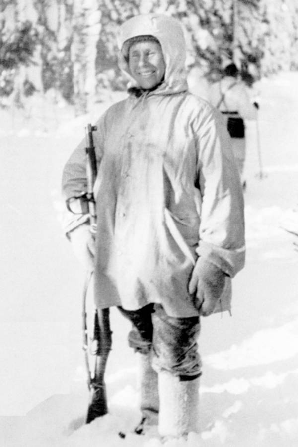 El francotirador Simo Häyhä con su rifle