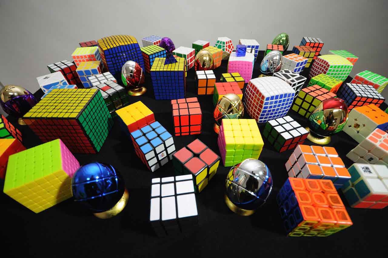 Cubos de Rubik de diferentes tamaños y tipos