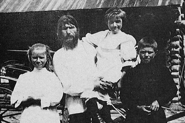 Rasputín junto a sus hijos