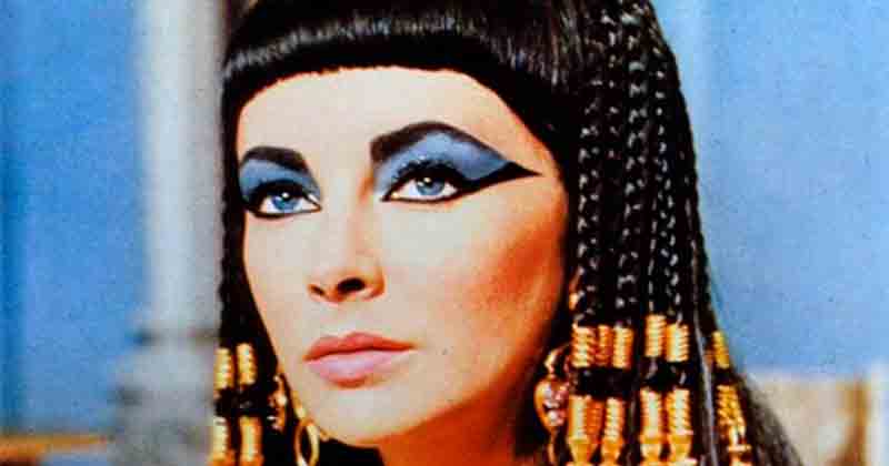 Cleopatra interpretada por Liz Taylor, quien reforzó la idea de la belleza deslumbrante de la faraona