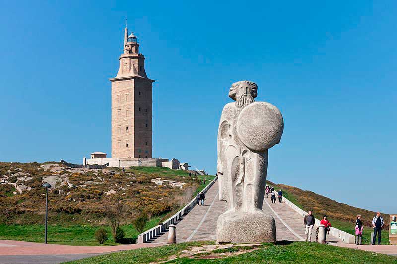Estatua de Breogán con la Torre de Hércules de fondo