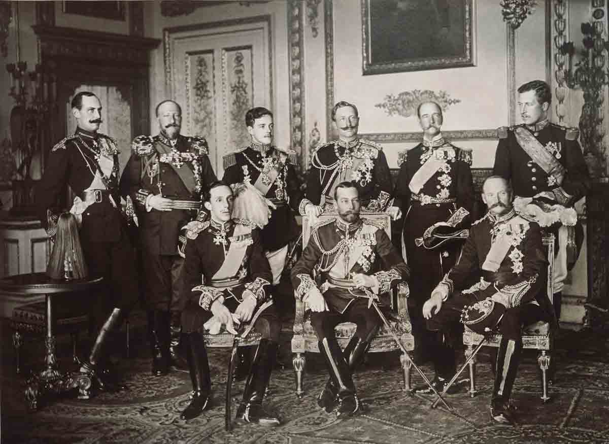 La fotografía insólita de los nueve reyes de mayo de 1910