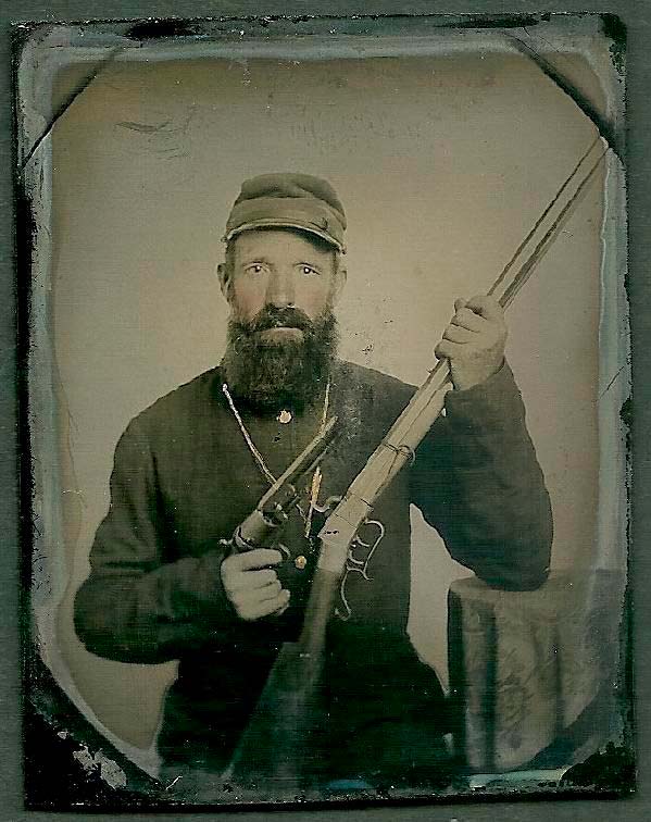 Soldado de la Unión portando un rifle y un revólver Colt durante la Guerra de Secesión de Estados Unidos