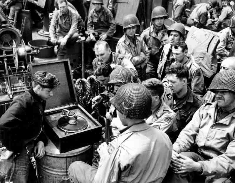 Soldados de los ejércitos Aliados escuchando música durante la II Guerra Mundial
