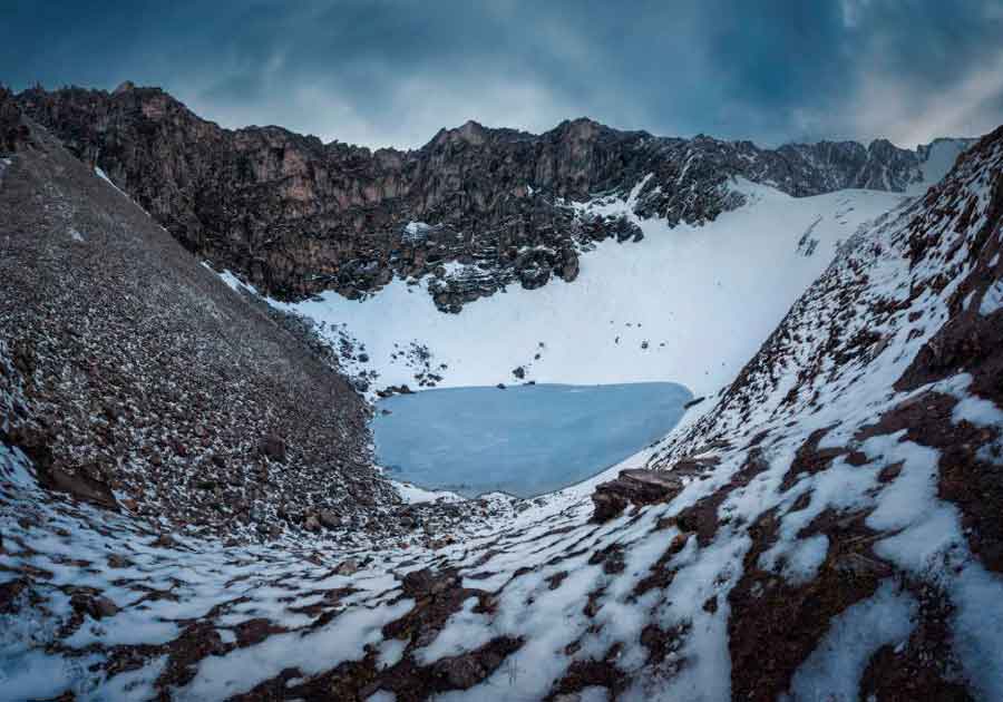 El misterio de los 600 esqueletos en el lago Roopkund del Himalaya
