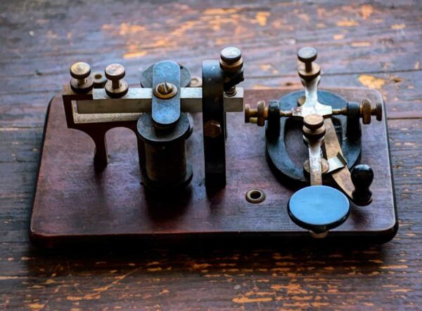 La historia del código Morse y la señal de socorro universal SOS