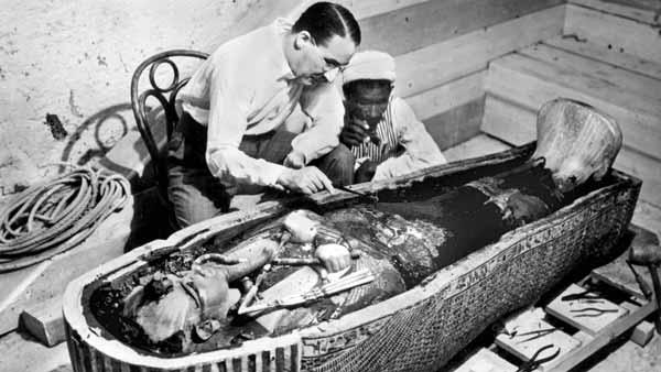 El arqueólogo Howard Carter con el sarcófago y la momia de Tutankamón en 1922
