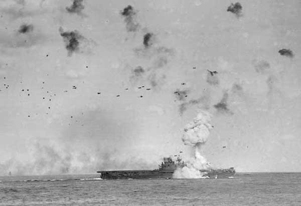 Impacto de un avión kamikaze en el portaaviones estadounidense USS Enterprise el 14 de mayo de 1945
