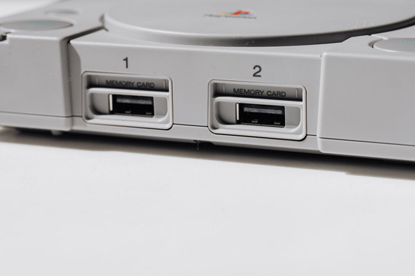 Parte frontal de la PlayStation con las ranuras de Memory Card
