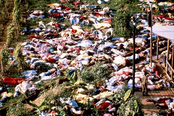 Una de las impactantes imágenes del suceso, con los cuerpos de los fallecidos
