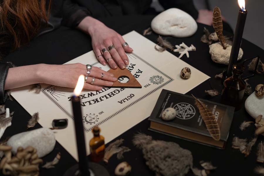 El tablero de Ouija, desde juego familiar hasta medio de contacto con el mal