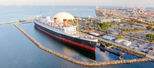 El Queen Mary en el puerto de Long Beach, California
