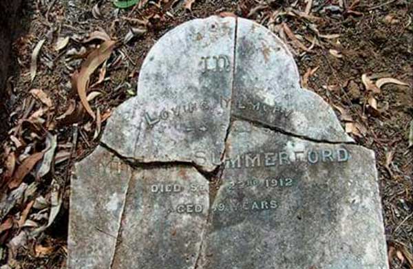 La lápida de Walter Summerford tras el impacto del cuarto rayo
