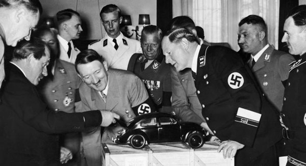 Hitler revisando el diseño del Volkswagen Beetle
