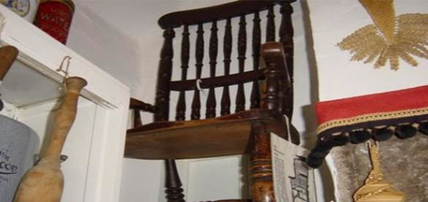 Fotografía de la silla de Thomas Busby en el museo

